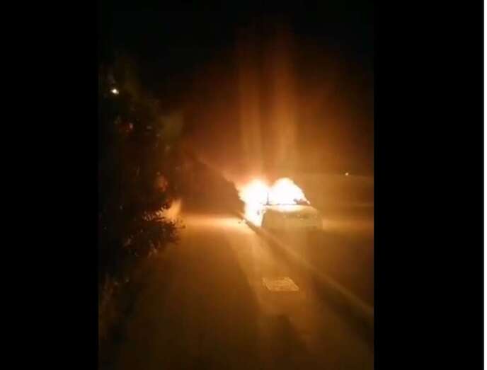 El incendio calcinó el vehículo (Foto Policía Local de Las Palmas de GC)